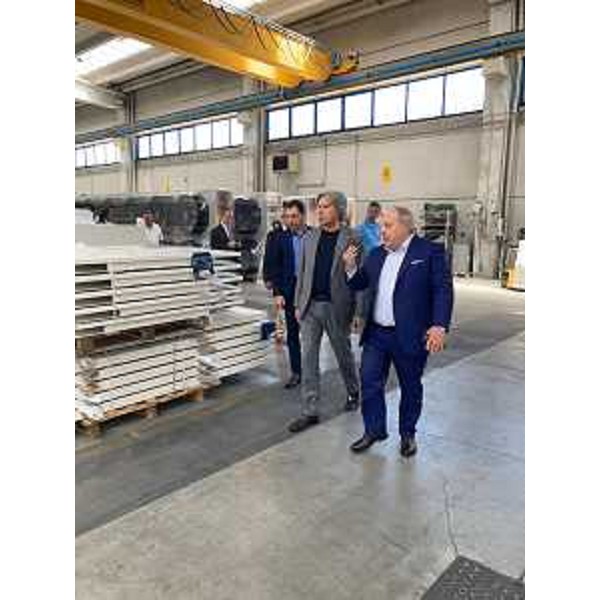 L'assessore regionale alle Attività produttive Sergio Emidio Bini (al centro nella foto) visita l'azienda Refrion - L'assessore regionale alle Attività produttive Sergio Emidio Bini (al centro nella foto) visita l'azienda Refrion
