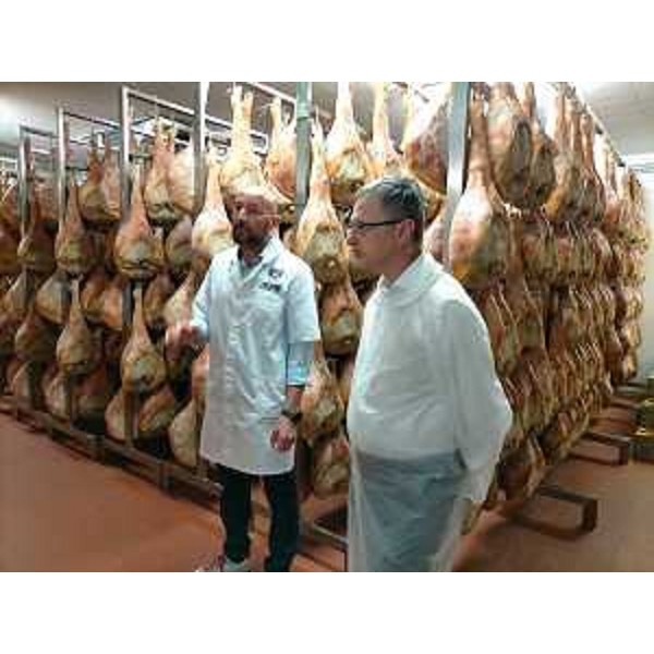 L'assessore regionale alle Risorse agroalimentari Stefano Zannier (a destra nella foto) in visita al Prosciuttificio Fratelli Molinaro di Ragogna - L'assessore regionale alle Risorse agroalimentari Stefano Zannier (a destra nella foto) in visita al Prosciuttificio Fratelli Molinaro di Ragogna