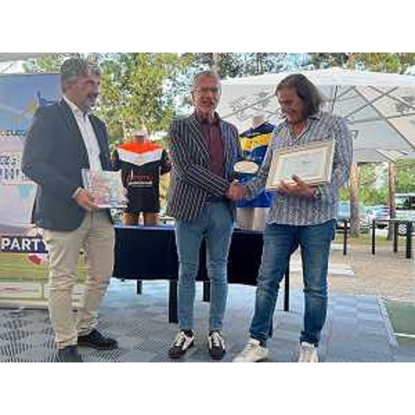 Il presidente Piero Mauro Zanin e il consigliere Antonio Calligaris premiano il presidente del Brian Lignano - Il presidente Piero Mauro Zanin e il consigliere Antonio Calligaris premiano il presidente del Brian Lignano