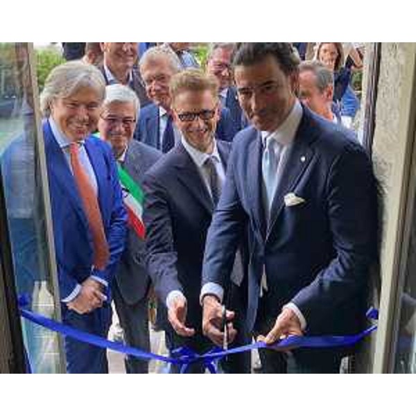 Teglio del nastro nell'agenzia di Udine, alla presenza dell'assessore regionale alle Attività produttive Sergio Emidio Bini - Teglio del nastro nell'agenzia di Udine, alla presenza dell'assessore regionale alle Attività produttive Sergio Emidio Bini