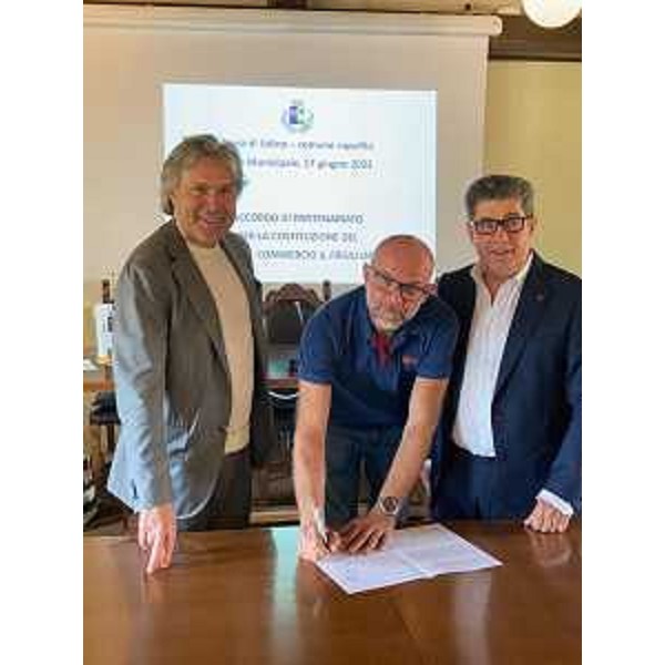 La firma dell'accordo per la costituzione del Distretto del commercio Friuli Orientale insieme ai sindaci di Pavia di Udine e Corno di Rosazzo Beppino Govetto e Daniele Moschioni - La firma dell'accordo per la costituzione del Distretto del commercio Friuli Orientale insieme ai sindaci di Pavia di Udine e Corno di Rosazzo Beppino Govetto e Daniele Moschioni