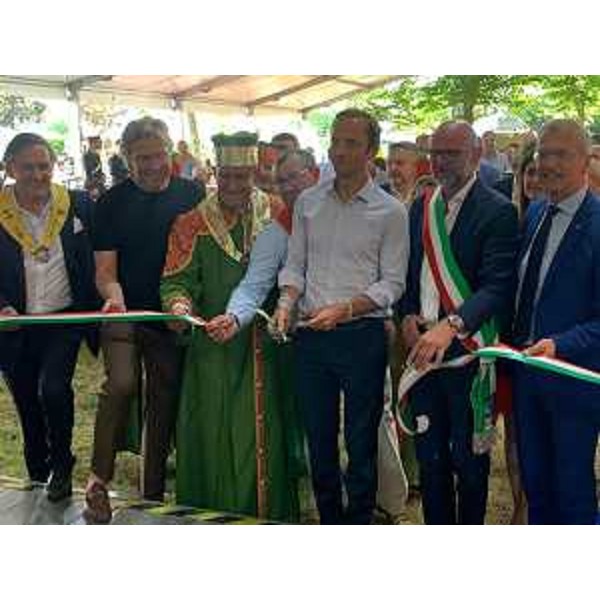 Il momento del taglio del nastro della 51°Fiera dei Vini di Corno di Rosazzo - Il momento del taglio del nastro della 51°Fiera dei Vini di Corno di Rosazzo