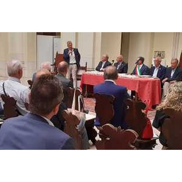 Il presidente del Cr Fvg, Piero Mauro Zanin interviene al tavolo dell'Associazione dei sindaci emeriti dell'arco alpino - Il presidente del Cr Fvg, Piero Mauro Zanin interviene al tavolo dell'Associazione dei sindaci emeriti dell'arco alpino