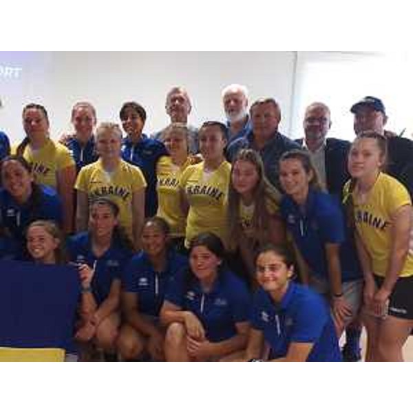 Il presidente del Consiglio regionale, Piero Mauro Zanin, con le ragazze del softball a Buttrio - Il presidente del Consiglio regionale, Piero Mauro Zanin, con le ragazze del softball a Buttrio