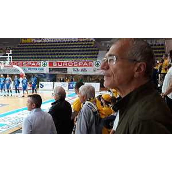 Piero Mauro Zanin, presidente del Consiglio regionale, durante una partita della Gesteco a Cividale - Piero Mauro Zanin, presidente del Consiglio regionale, durante una partita della Gesteco a Cividale 
