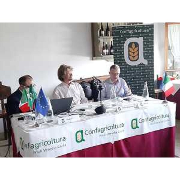 Lassessore regionale alle Risorse agroalimentari, forestali, ittiche e montagna, Stefano Zannier (a destra) all'assemblea di Confagricoltura Fvg - Lassessore regionale alle Risorse agroalimentari, forestali, ittiche e montagna, Stefano Zannier (a destra) all'assemblea di Confagricoltura Fvg