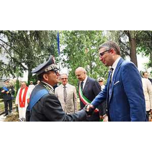 L'assessore regionale Roberti saluta il comandante Iovino - L'assessore regionale Roberti saluta il comandante Iovino