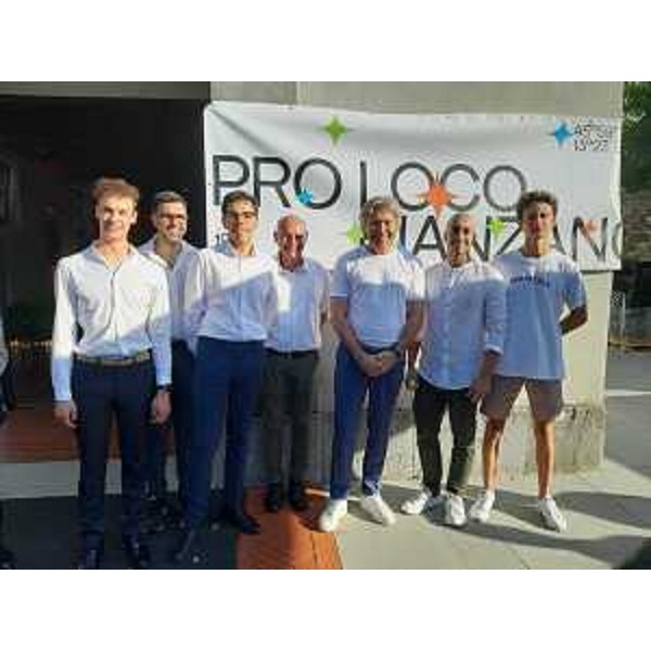 L'assessore regionale alle Attività produttive Sergio Emidio Bini con il direttivo della Pro loco di Manzano - L'assessore regionale alle Attività produttive Sergio Emidio Bini con il direttivo della Pro loco di Manzano