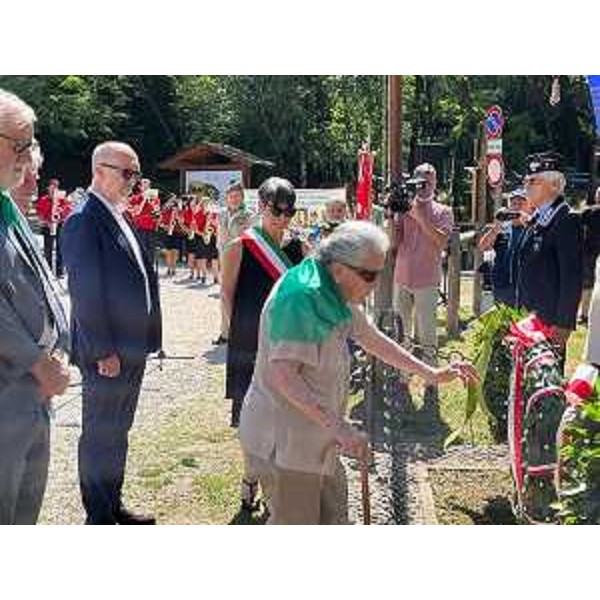 Deposione delle corone d'alloro. - Deposione delle corone d'alloro.