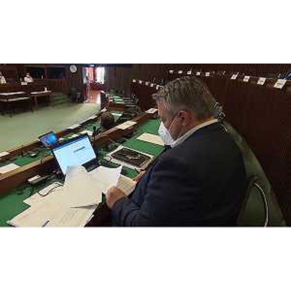 Il consigliere Bernardis (Lega) mentre segue la presentazione del Rapporto - Il consigliere Bernardis (Lega) mentre segue la presentazione del Rapporto