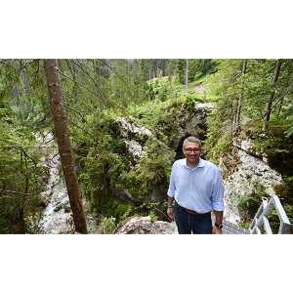 L'assessore Roberti sul nuovo sentiero per arrivare all'Orrido dell'Acquatona a Sappada - L'assessore Roberti sul nuovo sentiero per arrivare all'Orrido dell'Acquatona a Sappada