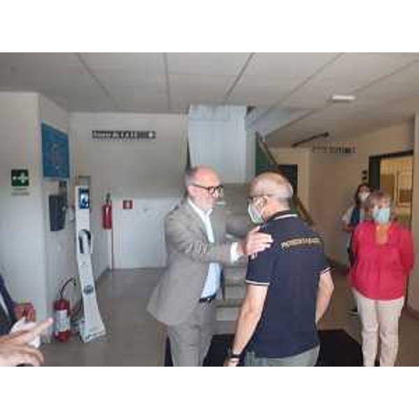 Il vicegovernatore Riccardi mentre saluta il capo del dipartimento della protezione civlile Fabrizio Curcio - Il vicegovernatore Riccardi mentre saluta il capo del dipartimento della protezione civlile Fabrizio Curcio