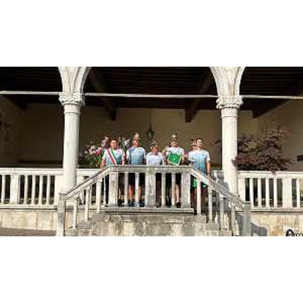 L'assessore regionale alle Finanze Barbara Zilli (al centro della foto) all'arrivo a Gemona del Friuli della fiaccola della memoria e della tradizione alpina - L'assessore regionale alle Finanze Barbara Zilli (al centro della foto) all'arrivo a Gemona del Friuli della fiaccola della memoria e della tradizione alpina