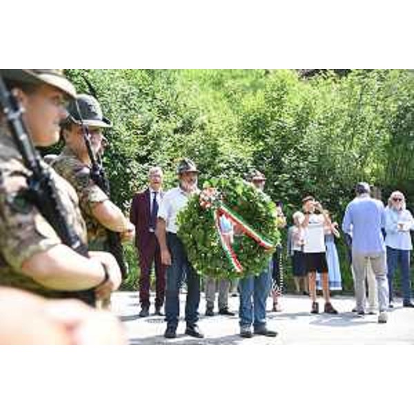 Una fase della celebrazione con il picchetto armato del Terzo reggimento artiglieria terrestre da montagna di Remanzacco - Una fase della celebrazione con il picchetto armato del Terzo reggimento artiglieria terrestre da montagna di Remanzacco