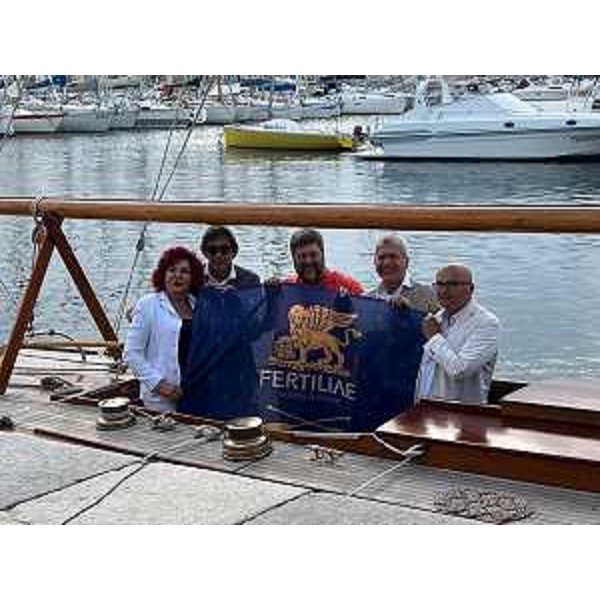 Organizzatori e autorità con la bandiera di Fertilia - Organizzatori e autorità con la bandiera di Fertilia