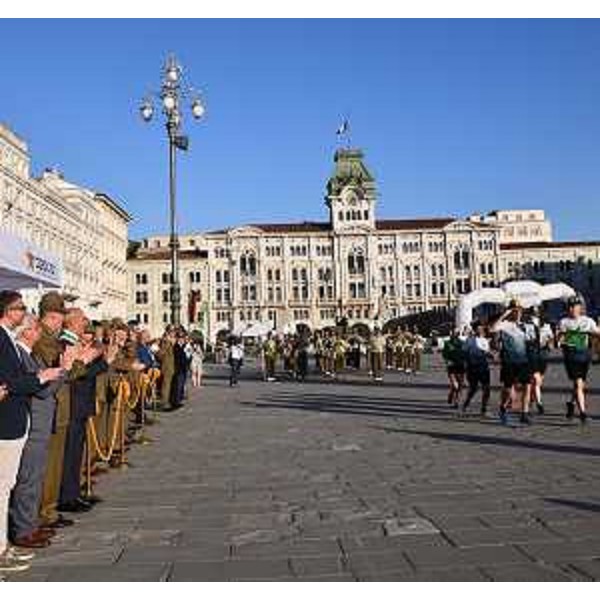 L'assessore Pierpaolo Roberti all'arrivo della staffetta in piazza Unità a Trieste - L'assessore Pierpaolo Roberti all'arrivo della staffetta in piazza Unità a Trieste