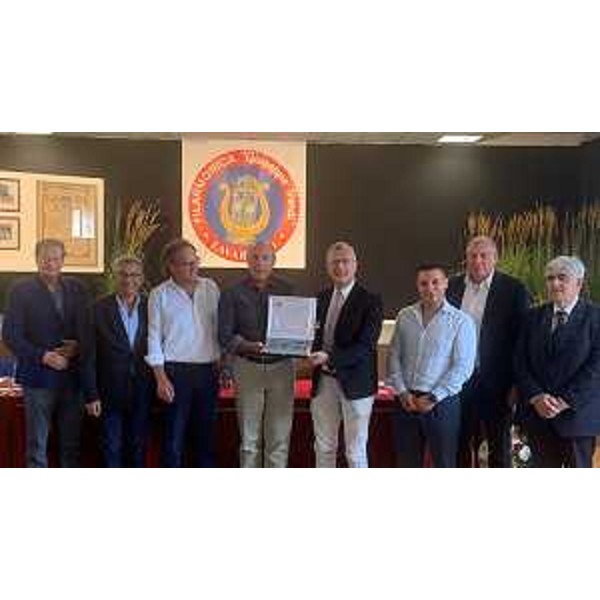 Il presidente del Consiglio regionale, Piero Mauro Zanin, mentre consegna una targa al presidente della Filarmonica G.Verdi, Claudio Tonini - Il presidente del Consiglio regionale, Piero Mauro Zanin, mentre consegna una targa al presidente della Filarmonica G.Verdi, Claudio Tonini