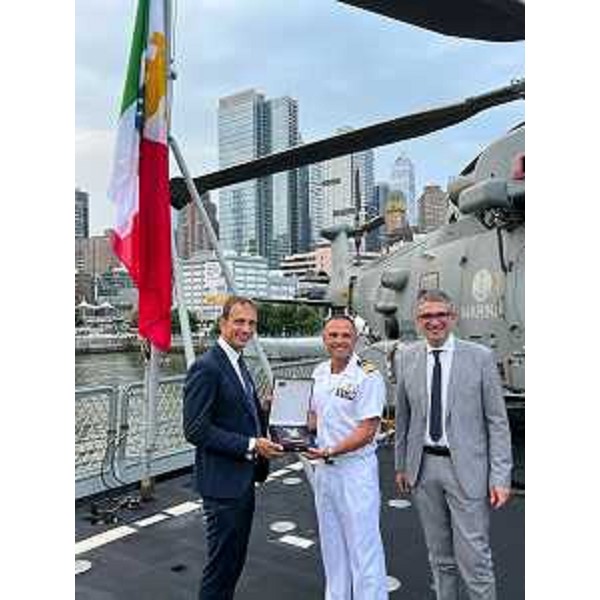 Il governatore Fedriga e l'assessore regionale Roberti a bordo del cacciatorpediniere Caio Duilio - Il governatore Fedriga e l'assessore regionale Roberti a bordo del cacciatorpediniere Caio Duilio