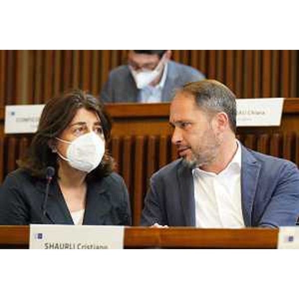 Cristiano Shaurli (Pd) insieme alla collega Mariagrazia Santoro - Cristiano Shaurli (Pd) insieme alla collega Mariagrazia Santoro