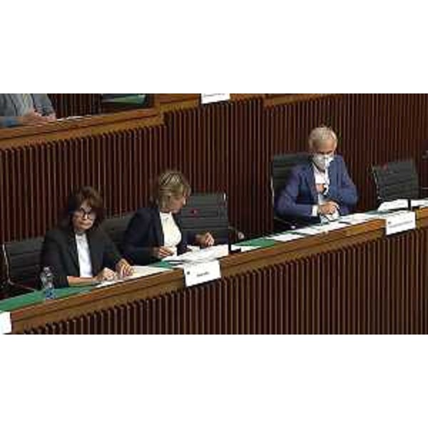 L'assessore Alessia Rosolen, l'assessore Barbara Zilli e il presidente della VI Commissione, Giuseppe Sibau (Progetto Fvg/Ar) - L'assessore Alessia Rosolen, l'assessore Barbara Zilli e il presidente della VI Commissione, Giuseppe Sibau (Progetto Fvg/Ar)