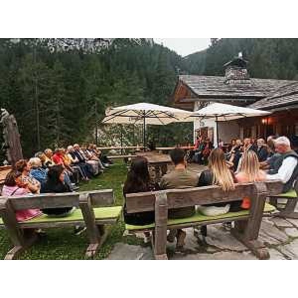 Un momento dell'incontro a baita Rododendro, a Sappada - Un momento dell'incontro a baita Rododendro, a Sappada