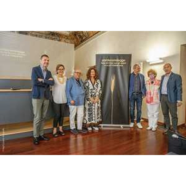 Foto di gruppo davanti alla nuova immagine simbolo dell'edizione 2022 del festival pordenonelegge (foto Cozzarin) - Foto di gruppo davanti alla nuova immagine simbolo dell'edizione 2022 del festival pordenonelegge (foto Cozzarin)