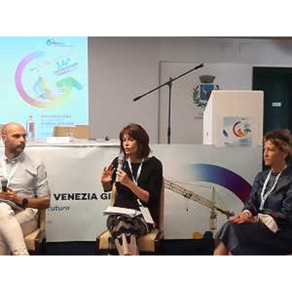 L'assessore regionale al Lavoro e formazione Alessia Rosolen alla tavola rotonda nel corso del 14° Congresso regionale della FenealUil - L'assessore regionale al Lavoro e formazione Alessia Rosolen alla tavola rotonda nel corso del 14° Congresso regionale della FenealUil