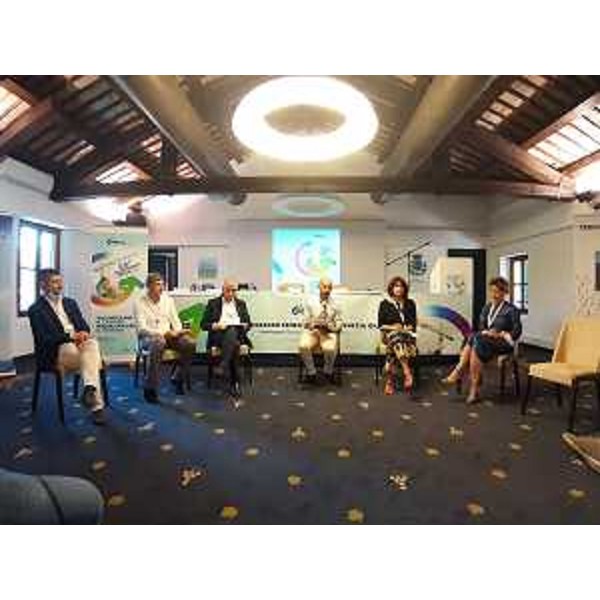 L'assessore regionale al Lavoro e formazione Alessia Rosolen alla tavola rotonda nel corso del 14° Congresso regionale della FenealUil - L'assessore regionale al Lavoro e formazione Alessia Rosolen alla tavola rotonda nel corso del 14° Congresso regionale della FenealUil