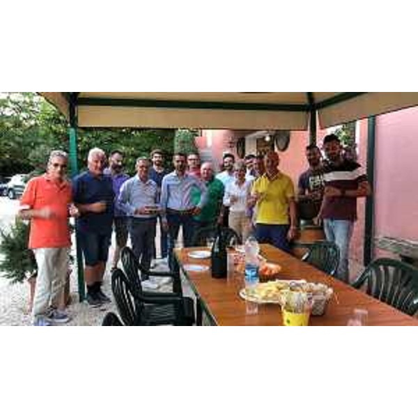 L'assessore regionale Stefano Zannier con i soci della Cooperativa agricola friulana nocciole. - L'assessore regionale Stefano Zannier con i soci della Cooperativa agricola friulana nocciole.