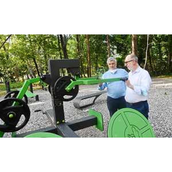 Il vicegovernatore della Regione Riccardo Riccardi con il cardiolo Lucio Moss nell'area attrezzata di Gemona - Il vicegovernatore della Regione Riccardo Riccardi con il cardiolo Lucio Moss nell'area attrezzata di Gemona