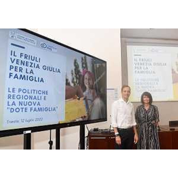 Il governatore Massimiliano Fedriga con l'assessore alla Famiglia Alessia Rosolen. - Il governatore Massimiliano Fedriga con l'assessore alla Famiglia Alessia Rosolen.