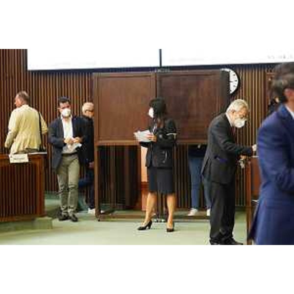 Un momento della votazione a scrutinio segreto sulla designazione di un componente dell'Osservatorio Antimafia - Un momento della votazione a scrutinio segreto sulla designazione di un componente dell'Osservatorio Antimafia