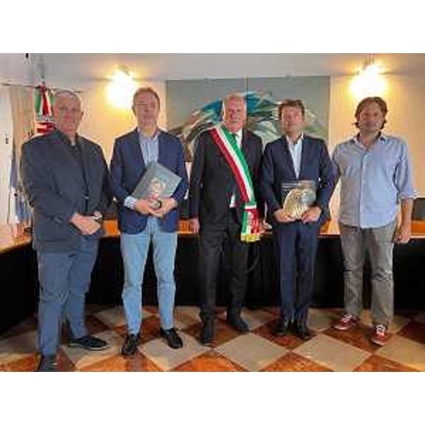 L'assessore Pizzimenti con il sindaco Zuliani, il presidente di Fvg Strade, Raffaele Fantelli, gli assessori ai Lavori ed edilizia pubblica, Sandro Gori, e alle Attività produttive Marco Uanetto. - L'assessore Pizzimenti con il sindaco Zuliani, il presidente di Fvg Strade, Raffaele Fantelli, gli assessori ai Lavori ed edilizia pubblica, Sandro Gori, e alle Attività produttive Marco Uanetto. 