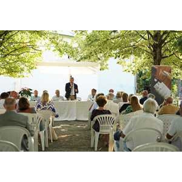 Un altro momento della presentazione del libro a Pieris, all'esterno della cantina Feudi di Romans - Un altro momento della presentazione del libro a Pieris, all'esterno della cantina Feudi di Romans