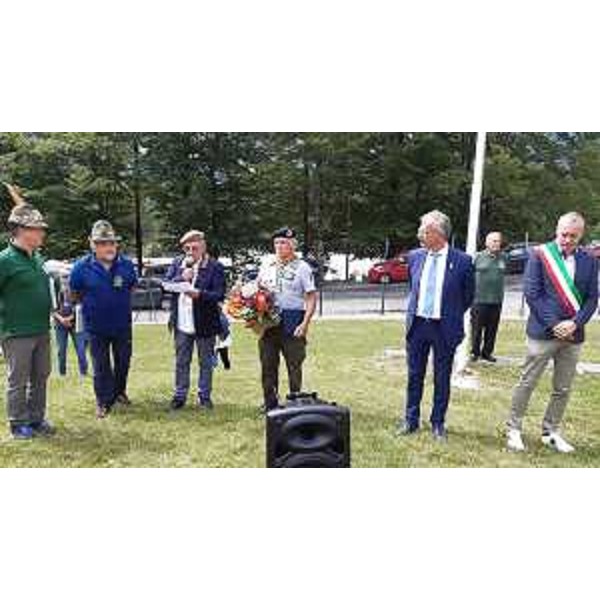 La cerimonia di gemellaggio tra gli alpni e i fanti d'arresto - La cerimonia di gemellaggio tra gli alpni e i fanti d'arresto
