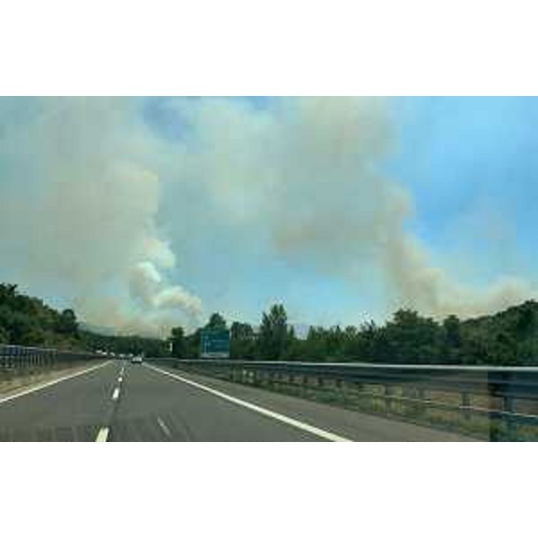 Il fumo dell'incendio in corso sul Carso triestino ripreso dall'autostrada A4 - Il fumo dell'incendio in corso sul Carso triestino ripreso dall'autostrada A4