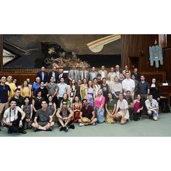 L'assessore Roberti e il presidente del Consiglio regionale Zanin assieme ai ragazzi del progetto "Alla scoperta delle proprie Radici" - L'assessore Roberti e il presidente del Consiglio regionale Zanin assieme ai ragazzi del progetto "Alla scoperta delle proprie Radici"