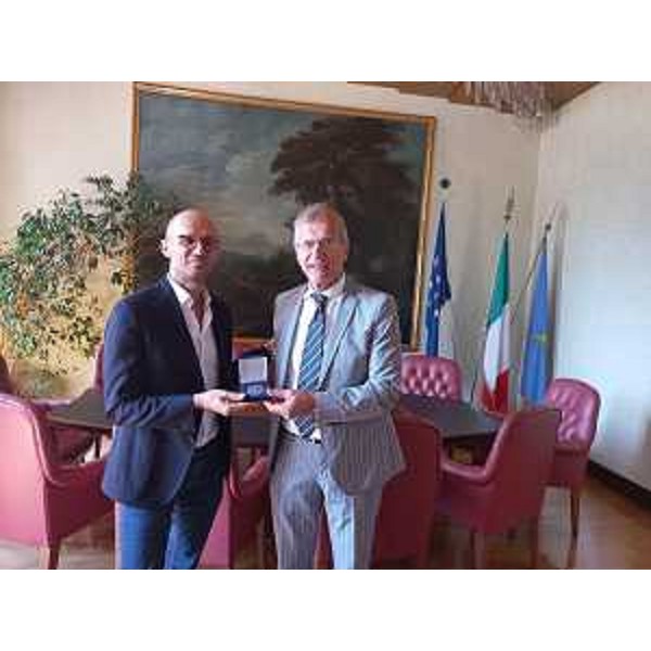 La consegna del sigillo del Consiglio regionale al professor Luigi Fontana - La consegna del sigillo del Consiglio regionale al professor Luigi Fontana