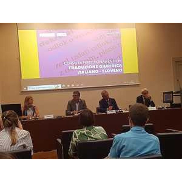 Un momento della conferenza stampa del corso di perfezionamento in traduzione giuridica italiano-sloveno che si è tenuta in Regione. L'assessore alle Autonomie locali, Pierpaolo Roberti, è il secondo da sinistra. Vicino a lui il rettore dell'Università di Trieste, Roberto Di Lenarda. - Un momento della conferenza stampa del corso di perfezionamento in traduzione giuridica italiano-sloveno che si è tenuta in Regione. L'assessore alle Autonomie locali, Pierpaolo Roberti, è il secondo da sinistra. Vicino a lui il rettore dell'Università di Trieste, Roberto Di Lenarda.