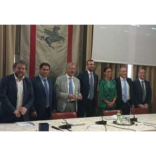 La foto di gruppo prima del confronto del pomeriggio: da sinistra Gazzetti, Montuoro, Zanin, Mazzeo, Ambrosi, Gallera e Micone - La foto di gruppo prima del confronto del pomeriggio: da sinistra Gazzetti, Montuoro, Zanin, Mazzeo, Ambrosi, Gallera e Micone