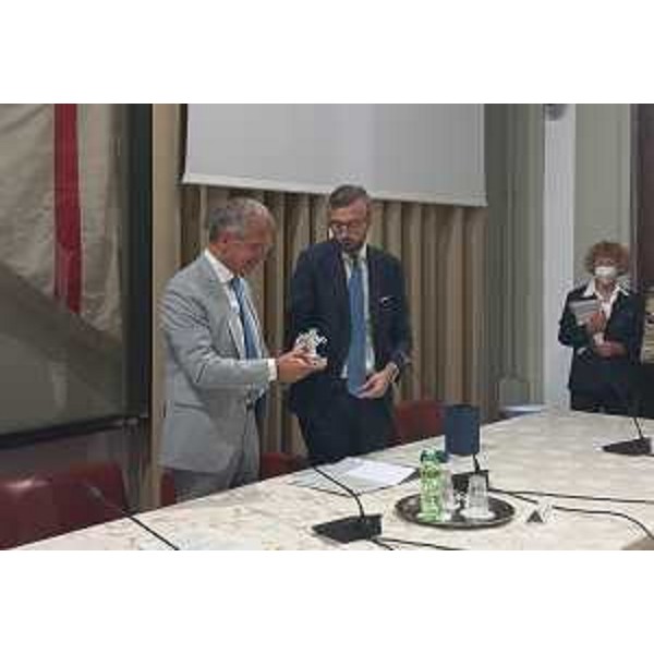 Antonio Mazzeo, presidente del Consiglio regionale della Toscana, consegna a Piero Mauro Zanin il sigillo della Regione - Antonio Mazzeo, presidente del Consiglio regionale della Toscana, consegna a Piero Mauro Zanin il sigillo della Regione