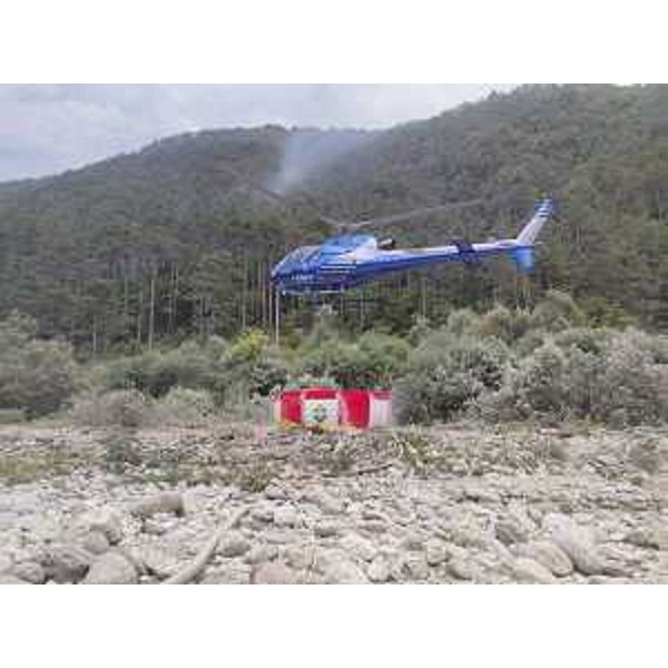 Pescaggio in vasca dell'elicottero della Protezione civile regionale Fvg nel rio Resia - Pescaggio in vasca dell'elicottero della Protezione civile regionale Fvg nel rio Resia 