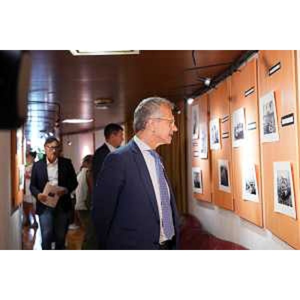 Il presidente del Consiglio regionale, Piero Mauro Zanin, ammira le foto in bianco e nero di Fossalon - Il presidente del Consiglio regionale, Piero Mauro Zanin, ammira le foto in bianco e nero di Fossalon