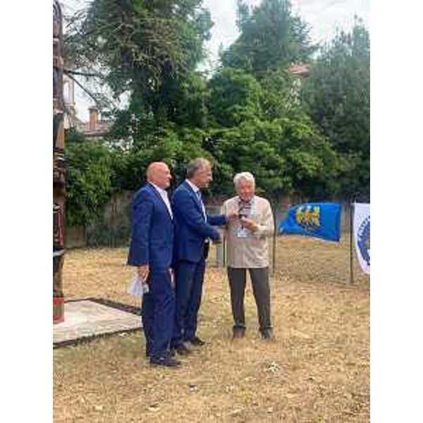 Il presidente del Consiglio regionale del Fvg, Piero Mauro Zanin, consegna il sigillo a Giuseppe Toso, presidente Fogolârs furlans del Canada - Il presidente del Consiglio regionale del Fvg, Piero Mauro Zanin, consegna il sigillo a Giuseppe Toso, presidente Fogolârs furlans del Canada 