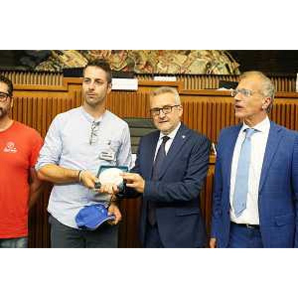 Il vicepresidente delle Furie Rosse, Andrea Cia, con il consigliere regionale Ivo Moras e il presidente dell'Assemblea Fvg, Piero Mauro Zanin, alla consegna del sigillo consiliare - Il vicepresidente delle Furie Rosse, Andrea Cia, con il consigliere regionale Ivo Moras e il presidente dell'Assemblea Fvg, Piero Mauro Zanin, alla consegna del sigillo consiliare