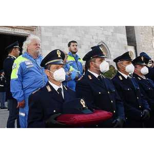 I rappresentanti della Polizia di Stato e dei volontari della Protezione civile fuori dal Duomo di cividale in occasione delle esequie di Elena Lo Duca - I rappresentanti della Polizia di Stato e dei volontari della Protezione civile fuori dal Duomo di cividale in occasione delle esequie di Elena Lo Duca