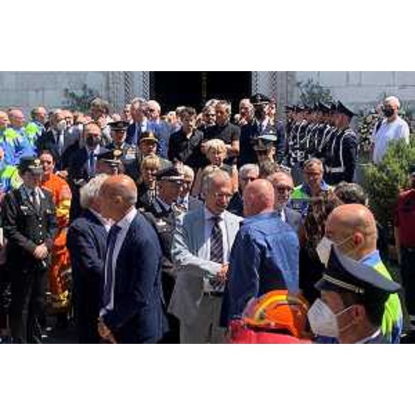 Piero Mauro Zanin, presidente del Consiglio regionale, mentre porge le condoglianze ai familiari della vittima - Piero Mauro Zanin, presidente del Consiglio regionale, mentre porge le condoglianze ai familiari della vittima 