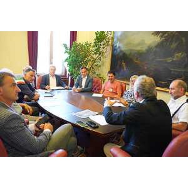 Il presidente del Cr Fvg, Piero Mauro Zanin (a dx), guida la riunione sull'impianto Siot svoltasi nel salottino di piazza Oberdan, a Trieste - Il presidente del Cr Fvg, Piero Mauro Zanin (a dx), guida la riunione sull'impianto Siot svoltasi nel salottino di piazza Oberdan, a Trieste