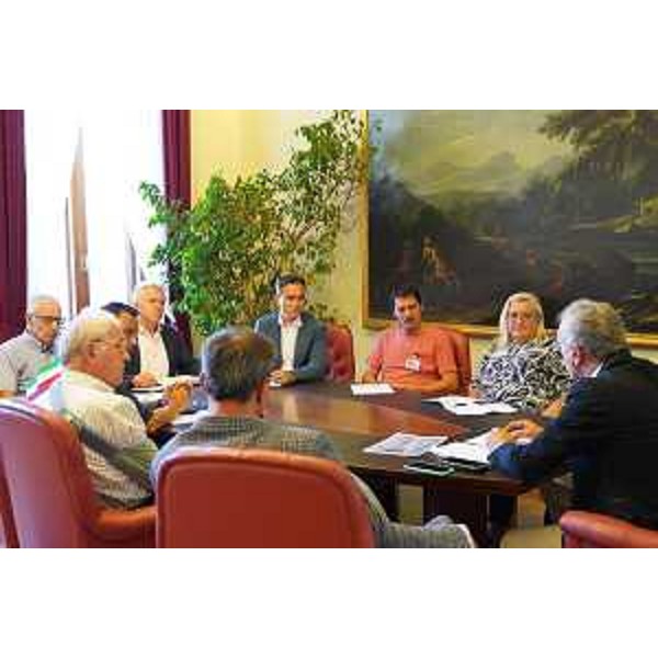 Il presidente del Cr Fvg, Piero Mauro Zanin (a dx), guida la riunione sull'impianto Siot svoltasi nel salottino di piazza Oberdan, a Trieste - Il presidente del Cr Fvg, Piero Mauro Zanin (a dx), guida la riunione sull'impianto Siot svoltasi nel salottino di piazza Oberdan, a Trieste