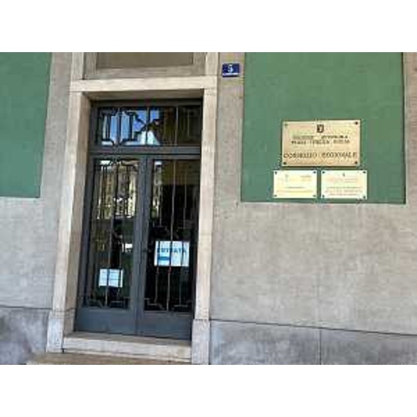 L'ingresso del palazzo che ospita la Crpo Fvg - L'ingresso del palazzo che ospita la Crpo Fvg